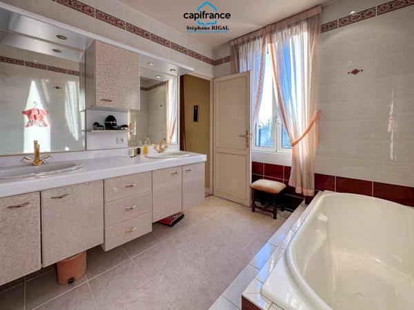 Maison à vendre 6 pièces de 165m2 habitables sur terrain de 770m2 avec piscine et garage