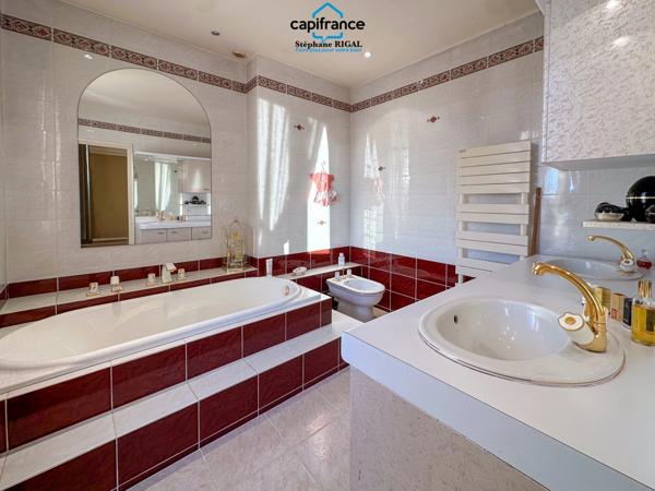 Maison à vendre 6 pièces de 165m2 habitables sur terrain de 770m2 avec piscine et garage