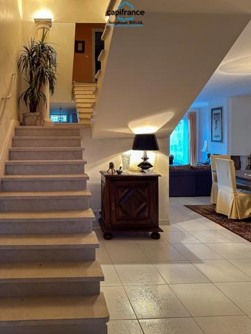 Maison à vendre 6 pièces de 165m2 habitables sur terrain de 770m2 avec piscine et garage