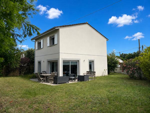 Maison
         4 pièces
        - 96 m² 365 000 € *