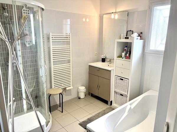Maison
         4 pièces
        - 96 m² 365 000 € *