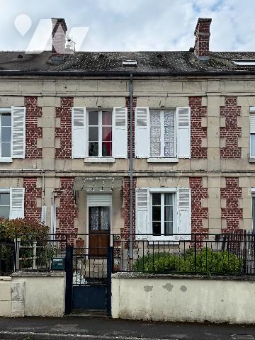 Maison mitoyenne, construite vers 1912, offrant une surface habitable de 68,57 m² avec grenier