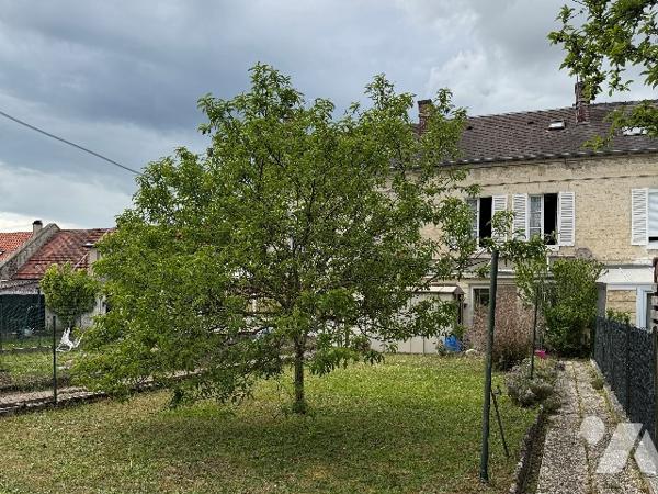 Maison mitoyenne, construite vers 1912, offrant une surface habitable de 68,57 m² avec grenier