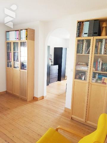 Maison de caractère de 125 m² habitable bâtie sur 1171 m² avec jardin, 2 garages et parking.