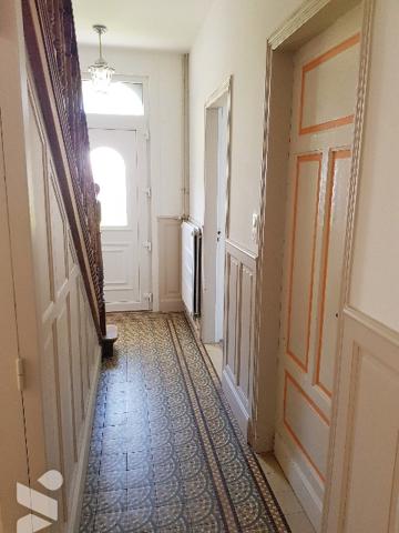 Maison de caractère de 125 m² habitable bâtie sur 1171 m² avec jardin, 2 garages et parking.