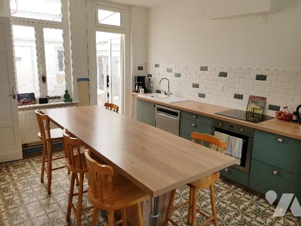 Maison de caractère de 125 m² habitable bâtie sur 1171 m² avec jardin, 2 garages et parking.