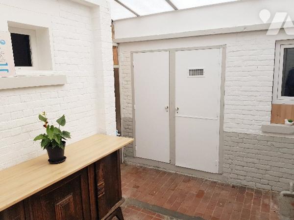 Maison de caractère de 125 m² habitable bâtie sur 1171 m² avec jardin, 2 garages et parking.