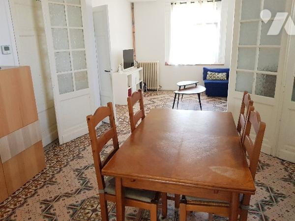 Maison de caractère de 125 m² habitable bâtie sur 1171 m² avec jardin, 2 garages et parking.