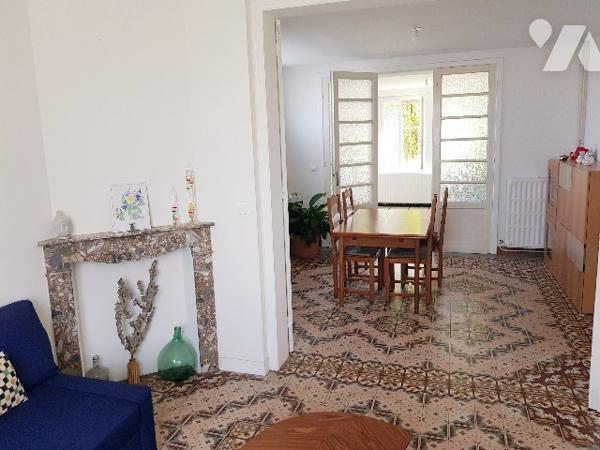 Maison de caractère de 125 m² habitable bâtie sur 1171 m² avec jardin, 2 garages et parking.
