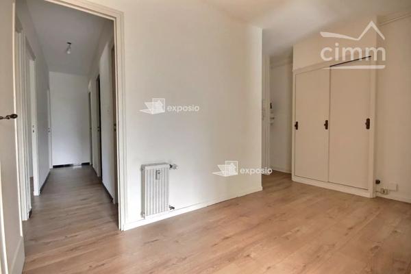 À découvrir à Meylan : beau T4 de 81 m² rénové en 2022, situé au 4e étage sur 10 d'une copropriété bien entretenue.