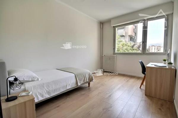 À découvrir à Meylan : beau T4 de 81 m² rénové en 2022, situé au 4e étage sur 10 d'une copropriété bien entretenue.