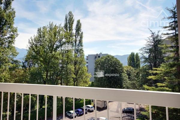 À découvrir à Meylan : beau T4 de 81 m² rénové en 2022, situé au 4e étage sur 10 d'une copropriété bien entretenue.