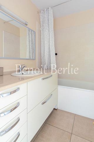 Grand T2 dernier étage avec balcon-terrasse et vue dégagée