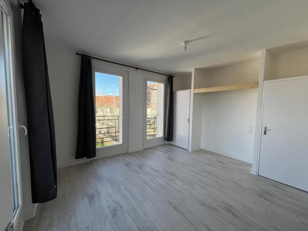 REF 12374 - 11 RUE DE VALENCIENNES - F1 AU 1ER ETAGE