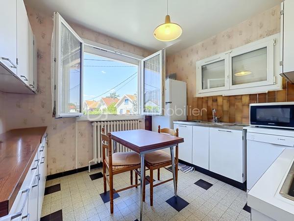 Rare sur le secteur ! Située au cœur du très recherché quartier de la Commanderie à Échirolles, cette charmante maison individuelle offre de généreux volumes et un fort potentiel d'évolution sur une parcelle plate et clôturé d'environ 700 m².
Dès l'extérieur, vous profiterez d'un garage avec porte motorisée, d'un cabanon de jardin ainsi que d'une annexe faisant office de bureau et chaufferie. La maison est équipée d'une chaudière gaz récente (moins de 5 ans) et de menuiseries en double vitrage avec volets roulants électriques installés il y a moins de 10 ans.
Rez-de-chaussée:
Entrée avec placard sous escalier
Espace de vie pouvant convenir à un appartement indépendant ou à une activité professionnelle
Cuisine à rénover
Salle d'eau avec WC
Une chambre
Pièce de vie avec parquet bois

Étage principal:
Séjour lumineux ouvrant sur une agréable terrasse carrelée exposée plein Sud
Cuisine indépendante à rénover
Trois chambres avec placards
Salle d'eau avec douche
WC séparés
Climatisation sur le niveau

Les combles aménageables d'environ 97 m² représentent un véritable atout pour créer des espaces supplémentaires selon vos besoins.
Des travaux de rénovation permettront de révéler tout le potentiel de cette maison idéalement située, à proximité des écoles, commerces, transports et principaux axes de circulation.
Les atouts :
Quartier prisé de la Commanderie
Terrain plat et clos d'environ 700 m²

Taxe foncière: 2500€ environ