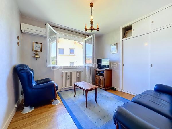 Rare sur le secteur ! Située au cœur du très recherché quartier de la Commanderie à Échirolles, cette charmante maison individuelle offre de généreux volumes et un fort potentiel d'évolution sur une parcelle plate et clôturé d'environ 700 m².
Dès l'extérieur, vous profiterez d'un garage avec porte motorisée, d'un cabanon de jardin ainsi que d'une annexe faisant office de bureau et chaufferie. La maison est équipée d'une chaudière gaz récente (moins de 5 ans) et de menuiseries en double vitrage avec volets roulants électriques installés il y a moins de 10 ans.
Rez-de-chaussée:
Entrée avec placard sous escalier
Espace de vie pouvant convenir à un appartement indépendant ou à une activité professionnelle
Cuisine à rénover
Salle d'eau avec WC
Une chambre
Pièce de vie avec parquet bois

Étage principal:
Séjour lumineux ouvrant sur une agréable terrasse carrelée exposée plein Sud
Cuisine indépendante à rénover
Trois chambres avec placards
Salle d'eau avec douche
WC séparés
Climatisation sur le niveau

Les combles aménageables d'environ 97 m² représentent un véritable atout pour créer des espaces supplémentaires selon vos besoins.
Des travaux de rénovation permettront de révéler tout le potentiel de cette maison idéalement située, à proximité des écoles, commerces, transports et principaux axes de circulation.
Les atouts :
Quartier prisé de la Commanderie
Terrain plat et clos d'environ 700 m²

Taxe foncière: 2500€ environ