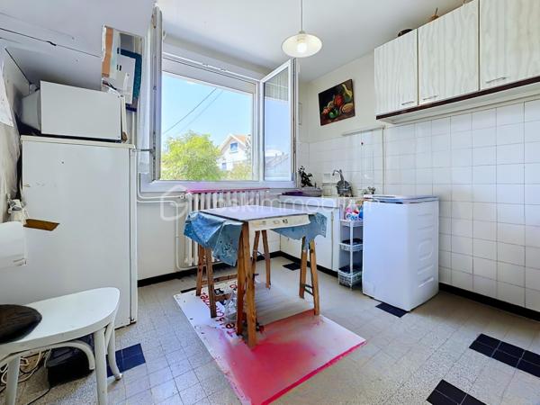 Rare sur le secteur ! Située au cœur du très recherché quartier de la Commanderie à Échirolles, cette charmante maison individuelle offre de généreux volumes et un fort potentiel d'évolution sur une parcelle plate et clôturé d'environ 700 m².
Dès l'extérieur, vous profiterez d'un garage avec porte motorisée, d'un cabanon de jardin ainsi que d'une annexe faisant office de bureau et chaufferie. La maison est équipée d'une chaudière gaz récente (moins de 5 ans) et de menuiseries en double vitrage avec volets roulants électriques installés il y a moins de 10 ans.
Rez-de-chaussée:
Entrée avec placard sous escalier
Espace de vie pouvant convenir à un appartement indépendant ou à une activité professionnelle
Cuisine à rénover
Salle d'eau avec WC
Une chambre
Pièce de vie avec parquet bois

Étage principal:
Séjour lumineux ouvrant sur une agréable terrasse carrelée exposée plein Sud
Cuisine indépendante à rénover
Trois chambres avec placards
Salle d'eau avec douche
WC séparés
Climatisation sur le niveau

Les combles aménageables d'environ 97 m² représentent un véritable atout pour créer des espaces supplémentaires selon vos besoins.
Des travaux de rénovation permettront de révéler tout le potentiel de cette maison idéalement située, à proximité des écoles, commerces, transports et principaux axes de circulation.
Les atouts :
Quartier prisé de la Commanderie
Terrain plat et clos d'environ 700 m²

Taxe foncière: 2500€ environ