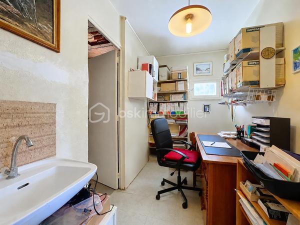 Rare sur le secteur ! Située au cœur du très recherché quartier de la Commanderie à Échirolles, cette charmante maison individuelle offre de généreux volumes et un fort potentiel d'évolution sur une parcelle plate et clôturé d'environ 700 m².
Dès l'extérieur, vous profiterez d'un garage avec porte motorisée, d'un cabanon de jardin ainsi que d'une annexe faisant office de bureau et chaufferie. La maison est équipée d'une chaudière gaz récente (moins de 5 ans) et de menuiseries en double vitrage avec volets roulants électriques installés il y a moins de 10 ans.
Rez-de-chaussée:
Entrée avec placard sous escalier
Espace de vie pouvant convenir à un appartement indépendant ou à une activité professionnelle
Cuisine à rénover
Salle d'eau avec WC
Une chambre
Pièce de vie avec parquet bois

Étage principal:
Séjour lumineux ouvrant sur une agréable terrasse carrelée exposée plein Sud
Cuisine indépendante à rénover
Trois chambres avec placards
Salle d'eau avec douche
WC séparés
Climatisation sur le niveau

Les combles aménageables d'environ 97 m² représentent un véritable atout pour créer des espaces supplémentaires selon vos besoins.
Des travaux de rénovation permettront de révéler tout le potentiel de cette maison idéalement située, à proximité des écoles, commerces, transports et principaux axes de circulation.
Les atouts :
Quartier prisé de la Commanderie
Terrain plat et clos d'environ 700 m²

Taxe foncière: 2500€ environ