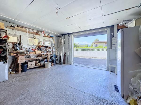 Rare sur le secteur ! Située au cœur du très recherché quartier de la Commanderie à Échirolles, cette charmante maison individuelle offre de généreux volumes et un fort potentiel d'évolution sur une parcelle plate et clôturé d'environ 700 m².
Dès l'extérieur, vous profiterez d'un garage avec porte motorisée, d'un cabanon de jardin ainsi que d'une annexe faisant office de bureau et chaufferie. La maison est équipée d'une chaudière gaz récente (moins de 5 ans) et de menuiseries en double vitrage avec volets roulants électriques installés il y a moins de 10 ans.
Rez-de-chaussée:
Entrée avec placard sous escalier
Espace de vie pouvant convenir à un appartement indépendant ou à une activité professionnelle
Cuisine à rénover
Salle d'eau avec WC
Une chambre
Pièce de vie avec parquet bois

Étage principal:
Séjour lumineux ouvrant sur une agréable terrasse carrelée exposée plein Sud
Cuisine indépendante à rénover
Trois chambres avec placards
Salle d'eau avec douche
WC séparés
Climatisation sur le niveau

Les combles aménageables d'environ 97 m² représentent un véritable atout pour créer des espaces supplémentaires selon vos besoins.
Des travaux de rénovation permettront de révéler tout le potentiel de cette maison idéalement située, à proximité des écoles, commerces, transports et principaux axes de circulation.
Les atouts :
Quartier prisé de la Commanderie
Terrain plat et clos d'environ 700 m²

Taxe foncière: 2500€ environ