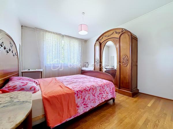 Rare sur le secteur ! Située au cœur du très recherché quartier de la Commanderie à Échirolles, cette charmante maison individuelle offre de généreux volumes et un fort potentiel d'évolution sur une parcelle plate et clôturé d'environ 700 m².
Dès l'extérieur, vous profiterez d'un garage avec porte motorisée, d'un cabanon de jardin ainsi que d'une annexe faisant office de bureau et chaufferie. La maison est équipée d'une chaudière gaz récente (moins de 5 ans) et de menuiseries en double vitrage avec volets roulants électriques installés il y a moins de 10 ans.
Rez-de-chaussée:
Entrée avec placard sous escalier
Espace de vie pouvant convenir à un appartement indépendant ou à une activité professionnelle
Cuisine à rénover
Salle d'eau avec WC
Une chambre
Pièce de vie avec parquet bois

Étage principal:
Séjour lumineux ouvrant sur une agréable terrasse carrelée exposée plein Sud
Cuisine indépendante à rénover
Trois chambres avec placards
Salle d'eau avec douche
WC séparés
Climatisation sur le niveau

Les combles aménageables d'environ 97 m² représentent un véritable atout pour créer des espaces supplémentaires selon vos besoins.
Des travaux de rénovation permettront de révéler tout le potentiel de cette maison idéalement située, à proximité des écoles, commerces, transports et principaux axes de circulation.
Les atouts :
Quartier prisé de la Commanderie
Terrain plat et clos d'environ 700 m²

Taxe foncière: 2500€ environ