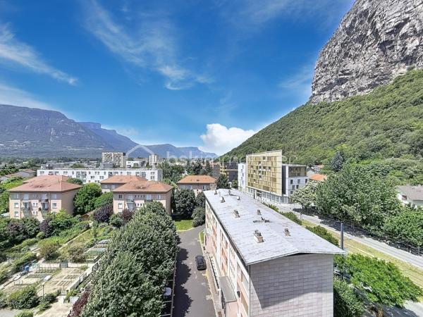 Dans un immeuble des années 60 entretenu et sécurisé, beau T4 au 7ème et dernier étage par ascenseur (demi-palier).
Appartement très lumineux, traversant Sud/Nord avec vue dégagée sur les massifs environnants.
Il comprend un séjour double ouvrant sur balcon filant au sud sans vis à vis (permettant de créer une troisième chambre), 2 belles chambres, cuisine indépendante, salle d'eau avec douche, toilettes séparées. 
Fenêtre en PVC double vitrage. Chauffage collectif au sol inclus dans les charges. Eau chaude par cumulus électrique individuel.
Cave en sous-sol.
Copropriété fermée et sécurisée avec jardins et stationnements.
Proximité des écoles, commerces, transports. Accès rapide à l'autoroute et à la presqu'ile.
Travaux de rafraichissement à prévoir.
Convient à familles, primo-accédants, investisseurs.
