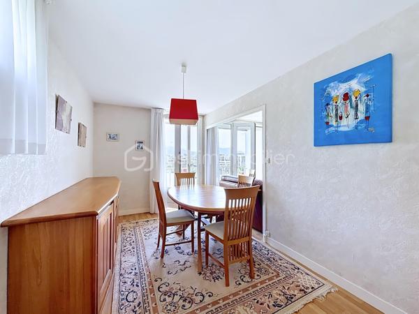 Dans un immeuble des années 60 entretenu et sécurisé, beau T4 au 7ème et dernier étage par ascenseur (demi-palier).
Appartement très lumineux, traversant Sud/Nord avec vue dégagée sur les massifs environnants.
Il comprend un séjour double ouvrant sur balcon filant au sud sans vis à vis (permettant de créer une troisième chambre), 2 belles chambres, cuisine indépendante, salle d'eau avec douche, toilettes séparées. 
Fenêtre en PVC double vitrage. Chauffage collectif au sol inclus dans les charges. Eau chaude par cumulus électrique individuel.
Cave en sous-sol.
Copropriété fermée et sécurisée avec jardins et stationnements.
Proximité des écoles, commerces, transports. Accès rapide à l'autoroute et à la presqu'ile.
Travaux de rafraichissement à prévoir.
Convient à familles, primo-accédants, investisseurs.