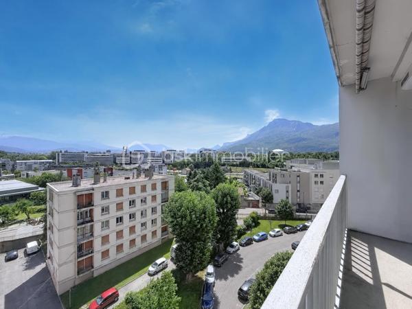 Dans un immeuble des années 60 entretenu et sécurisé, beau T4 au 7ème et dernier étage par ascenseur (demi-palier).
Appartement très lumineux, traversant Sud/Nord avec vue dégagée sur les massifs environnants.
Il comprend un séjour double ouvrant sur balcon filant au sud sans vis à vis (permettant de créer une troisième chambre), 2 belles chambres, cuisine indépendante, salle d'eau avec douche, toilettes séparées. 
Fenêtre en PVC double vitrage. Chauffage collectif au sol inclus dans les charges. Eau chaude par cumulus électrique individuel.
Cave en sous-sol.
Copropriété fermée et sécurisée avec jardins et stationnements.
Proximité des écoles, commerces, transports. Accès rapide à l'autoroute et à la presqu'ile.
Travaux de rafraichissement à prévoir.
Convient à familles, primo-accédants, investisseurs.