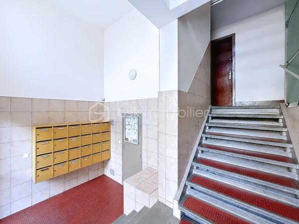 Dans un immeuble des années 60 entretenu et sécurisé, beau T4 au 7ème et dernier étage par ascenseur (demi-palier).
Appartement très lumineux, traversant Sud/Nord avec vue dégagée sur les massifs environnants.
Il comprend un séjour double ouvrant sur balcon filant au sud sans vis à vis (permettant de créer une troisième chambre), 2 belles chambres, cuisine indépendante, salle d'eau avec douche, toilettes séparées. 
Fenêtre en PVC double vitrage. Chauffage collectif au sol inclus dans les charges. Eau chaude par cumulus électrique individuel.
Cave en sous-sol.
Copropriété fermée et sécurisée avec jardins et stationnements.
Proximité des écoles, commerces, transports. Accès rapide à l'autoroute et à la presqu'ile.
Travaux de rafraichissement à prévoir.
Convient à familles, primo-accédants, investisseurs.