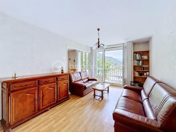 Dans un immeuble des années 60 entretenu et sécurisé, beau T4 au 7ème et dernier étage par ascenseur (demi-palier).
Appartement très lumineux, traversant Sud/Nord avec vue dégagée sur les massifs environnants.
Il comprend un séjour double ouvrant sur balcon filant au sud sans vis à vis (permettant de créer une troisième chambre), 2 belles chambres, cuisine indépendante, salle d'eau avec douche, toilettes séparées. 
Fenêtre en PVC double vitrage. Chauffage collectif au sol inclus dans les charges. Eau chaude par cumulus électrique individuel.
Cave en sous-sol.
Copropriété fermée et sécurisée avec jardins et stationnements.
Proximité des écoles, commerces, transports. Accès rapide à l'autoroute et à la presqu'ile.
Travaux de rafraichissement à prévoir.
Convient à familles, primo-accédants, investisseurs.