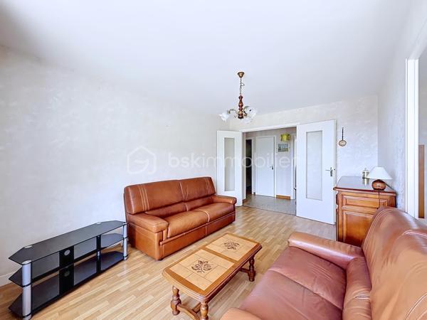Dans un immeuble des années 60 entretenu et sécurisé, beau T4 au 7ème et dernier étage par ascenseur (demi-palier).
Appartement très lumineux, traversant Sud/Nord avec vue dégagée sur les massifs environnants.
Il comprend un séjour double ouvrant sur balcon filant au sud sans vis à vis (permettant de créer une troisième chambre), 2 belles chambres, cuisine indépendante, salle d'eau avec douche, toilettes séparées. 
Fenêtre en PVC double vitrage. Chauffage collectif au sol inclus dans les charges. Eau chaude par cumulus électrique individuel.
Cave en sous-sol.
Copropriété fermée et sécurisée avec jardins et stationnements.
Proximité des écoles, commerces, transports. Accès rapide à l'autoroute et à la presqu'ile.
Travaux de rafraichissement à prévoir.
Convient à familles, primo-accédants, investisseurs.