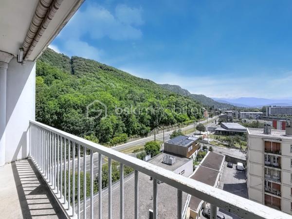 Dans un immeuble des années 60 entretenu et sécurisé, beau T4 au 7ème et dernier étage par ascenseur (demi-palier).
Appartement très lumineux, traversant Sud/Nord avec vue dégagée sur les massifs environnants.
Il comprend un séjour double ouvrant sur balcon filant au sud sans vis à vis (permettant de créer une troisième chambre), 2 belles chambres, cuisine indépendante, salle d'eau avec douche, toilettes séparées. 
Fenêtre en PVC double vitrage. Chauffage collectif au sol inclus dans les charges. Eau chaude par cumulus électrique individuel.
Cave en sous-sol.
Copropriété fermée et sécurisée avec jardins et stationnements.
Proximité des écoles, commerces, transports. Accès rapide à l'autoroute et à la presqu'ile.
Travaux de rafraichissement à prévoir.
Convient à familles, primo-accédants, investisseurs.