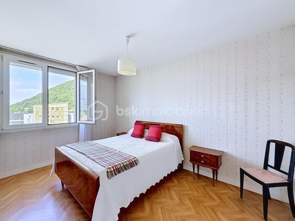 Dans un immeuble des années 60 entretenu et sécurisé, beau T4 au 7ème et dernier étage par ascenseur (demi-palier).
Appartement très lumineux, traversant Sud/Nord avec vue dégagée sur les massifs environnants.
Il comprend un séjour double ouvrant sur balcon filant au sud sans vis à vis (permettant de créer une troisième chambre), 2 belles chambres, cuisine indépendante, salle d'eau avec douche, toilettes séparées. 
Fenêtre en PVC double vitrage. Chauffage collectif au sol inclus dans les charges. Eau chaude par cumulus électrique individuel.
Cave en sous-sol.
Copropriété fermée et sécurisée avec jardins et stationnements.
Proximité des écoles, commerces, transports. Accès rapide à l'autoroute et à la presqu'ile.
Travaux de rafraichissement à prévoir.
Convient à familles, primo-accédants, investisseurs.