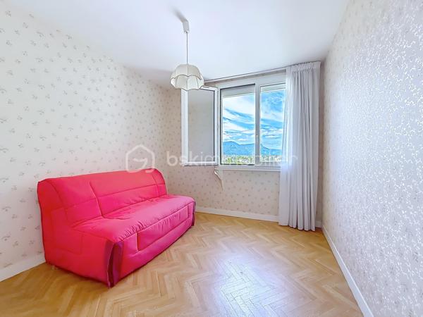 Dans un immeuble des années 60 entretenu et sécurisé, beau T4 au 7ème et dernier étage par ascenseur (demi-palier).
Appartement très lumineux, traversant Sud/Nord avec vue dégagée sur les massifs environnants.
Il comprend un séjour double ouvrant sur balcon filant au sud sans vis à vis (permettant de créer une troisième chambre), 2 belles chambres, cuisine indépendante, salle d'eau avec douche, toilettes séparées. 
Fenêtre en PVC double vitrage. Chauffage collectif au sol inclus dans les charges. Eau chaude par cumulus électrique individuel.
Cave en sous-sol.
Copropriété fermée et sécurisée avec jardins et stationnements.
Proximité des écoles, commerces, transports. Accès rapide à l'autoroute et à la presqu'ile.
Travaux de rafraichissement à prévoir.
Convient à familles, primo-accédants, investisseurs.