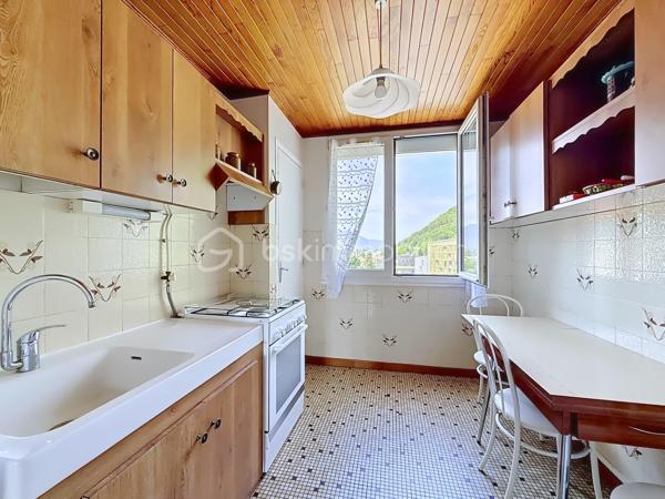 Dans un immeuble des années 60 entretenu et sécurisé, beau T4 au 7ème et dernier étage par ascenseur (demi-palier).
Appartement très lumineux, traversant Sud/Nord avec vue dégagée sur les massifs environnants.
Il comprend un séjour double ouvrant sur balcon filant au sud sans vis à vis (permettant de créer une troisième chambre), 2 belles chambres, cuisine indépendante, salle d'eau avec douche, toilettes séparées. 
Fenêtre en PVC double vitrage. Chauffage collectif au sol inclus dans les charges. Eau chaude par cumulus électrique individuel.
Cave en sous-sol.
Copropriété fermée et sécurisée avec jardins et stationnements.
Proximité des écoles, commerces, transports. Accès rapide à l'autoroute et à la presqu'ile.
Travaux de rafraichissement à prévoir.
Convient à familles, primo-accédants, investisseurs.