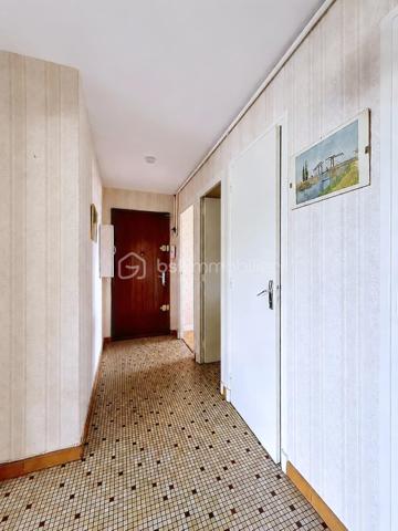 Dans un immeuble des années 60 entretenu et sécurisé, beau T4 au 7ème et dernier étage par ascenseur (demi-palier).
Appartement très lumineux, traversant Sud/Nord avec vue dégagée sur les massifs environnants.
Il comprend un séjour double ouvrant sur balcon filant au sud sans vis à vis (permettant de créer une troisième chambre), 2 belles chambres, cuisine indépendante, salle d'eau avec douche, toilettes séparées. 
Fenêtre en PVC double vitrage. Chauffage collectif au sol inclus dans les charges. Eau chaude par cumulus électrique individuel.
Cave en sous-sol.
Copropriété fermée et sécurisée avec jardins et stationnements.
Proximité des écoles, commerces, transports. Accès rapide à l'autoroute et à la presqu'ile.
Travaux de rafraichissement à prévoir.
Convient à familles, primo-accédants, investisseurs.