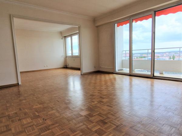 Bel appartement 5 pièces au dernier étage avec vue exceptionnelle