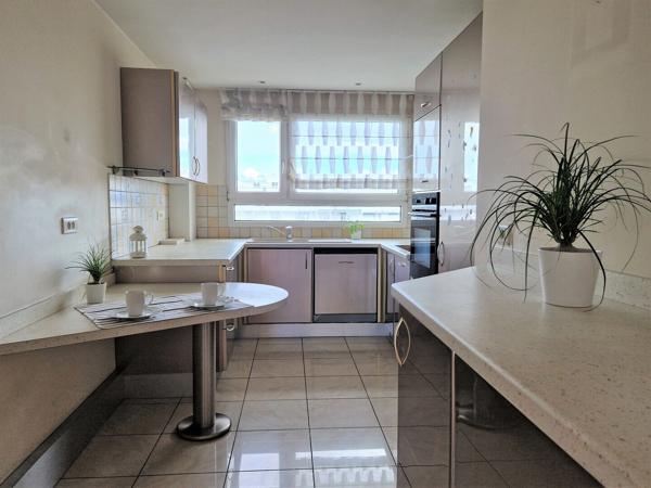 Bel appartement 5 pièces au dernier étage avec vue exceptionnelle