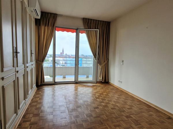 Bel appartement 5 pièces au dernier étage avec vue exceptionnelle