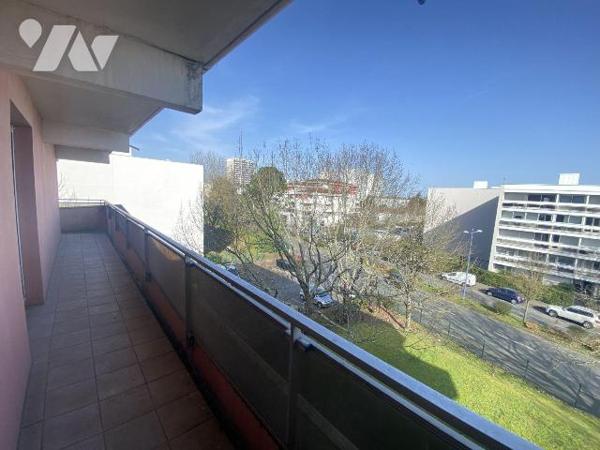 LORMONT Résidence L'HERBE D'AVRIL 
Grand appartement de 81,53 m² avec 23 m² de balcons 
Vous ...