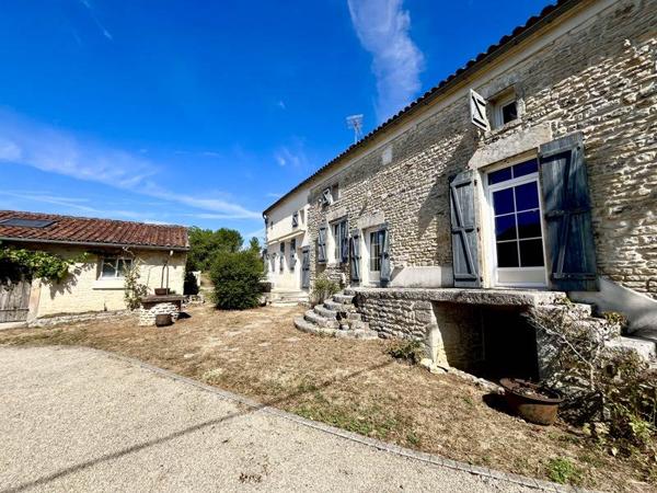 Maison à vendre 244 950 € Cellefrouin 5 p 185 m² DPE C