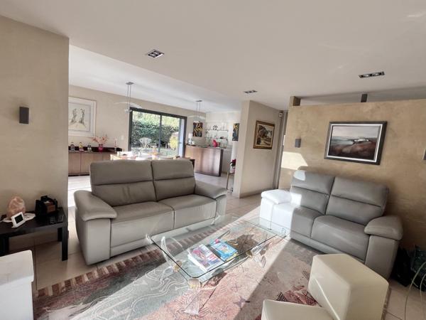 GARD -CAISSARGUES -NIMES - VILLA - 5 CHAMBRES - PISCINE - JARDIN - GARAGE - POOL HOUSE - PAS DE VIS A VIS