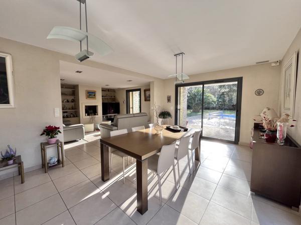 GARD -CAISSARGUES -NIMES - VILLA - 5 CHAMBRES - PISCINE - JARDIN - GARAGE - POOL HOUSE - PAS DE VIS A VIS