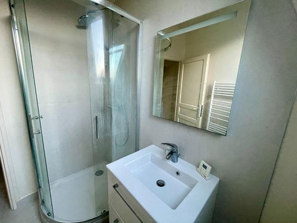 PARIS 17è Métro Argentine ou Maillot Studio avec mezzanine