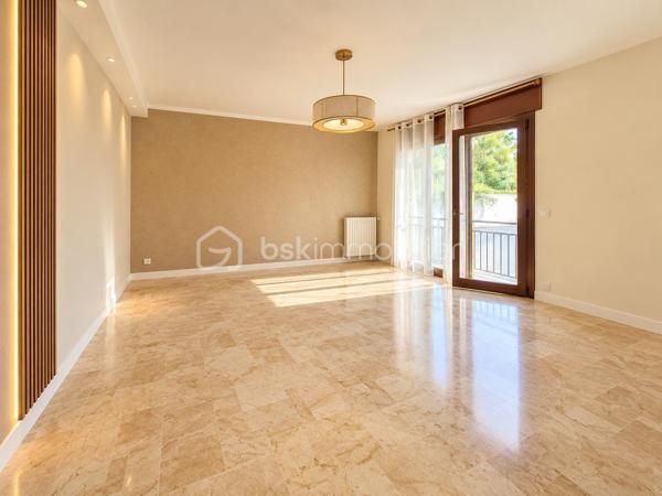 HYERES CENTRE : 
Appartement T4 de 86 m2,exposé EST et SUD vous séduira par sa luminosité et ses espaces.
 Situé au rez-de-chaussée d'une petite copropriété avec ascenseur, fermée et sécurisée.

Il comprend :
Une grande entrée avec un placard,
Un espace de vie lumineux avec un salon/séjour et une cuisine équipée indépendante.
Un coin nuit composé de trois chambres confortables, avec placards, une salle d'eau, et un WC indépendant.
Un grand garage, une place de parking privative et une cave viennent compléter ce bien.

Cet appartement offre un cadre de vie agréable, il est idéalement situé à 5 minutes à pied du centre ville, avec un accès facile aux commerces, aux écoles, aux arrêts de bus et axes routiers. 

Ne manquez pas cette opportunité !

Travaux de remise aux goût du jour à prévoir.