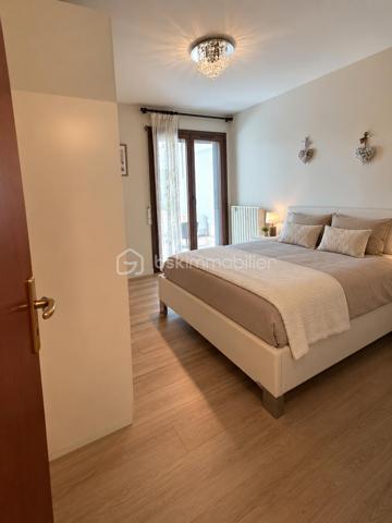 HYERES CENTRE : 
Appartement T4 de 86 m2,exposé EST et SUD vous séduira par sa luminosité et ses espaces.
 Situé au rez-de-chaussée d'une petite copropriété avec ascenseur, fermée et sécurisée.

Il comprend :
Une grande entrée avec un placard,
Un espace de vie lumineux avec un salon/séjour et une cuisine équipée indépendante.
Un coin nuit composé de trois chambres confortables, avec placards, une salle d'eau, et un WC indépendant.
Un grand garage, une place de parking privative et une cave viennent compléter ce bien.

Cet appartement offre un cadre de vie agréable, il est idéalement situé à 5 minutes à pied du centre ville, avec un accès facile aux commerces, aux écoles, aux arrêts de bus et axes routiers. 

Ne manquez pas cette opportunité !

Travaux de remise aux goût du jour à prévoir.