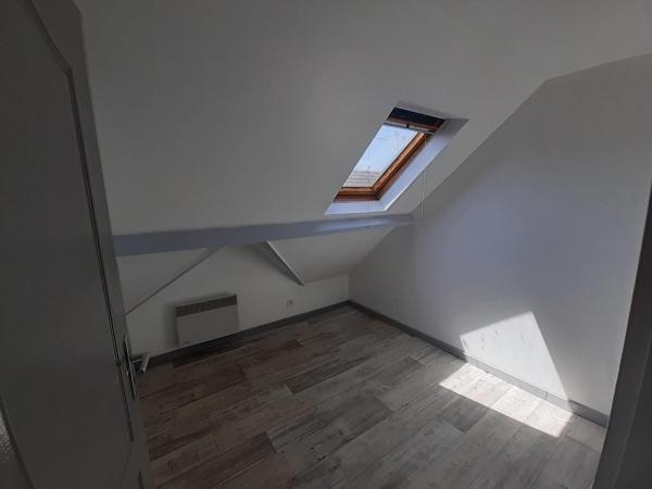Maison mitoyenne vendue louée, idéal INVESTISSEUR, pas de charges de copro