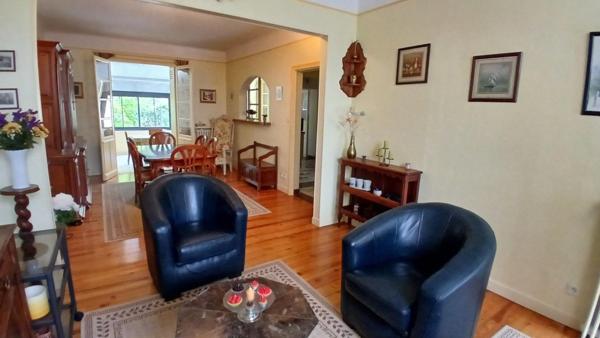 ROYAN 17200. Hyper centre, agréable maison à etage de 117 m² habitable avec garage, jardin et cave