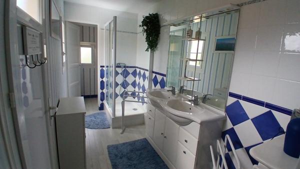 ROYAN 17200. Hyper centre, agréable maison à etage de 117 m² habitable avec garage, jardin et cave