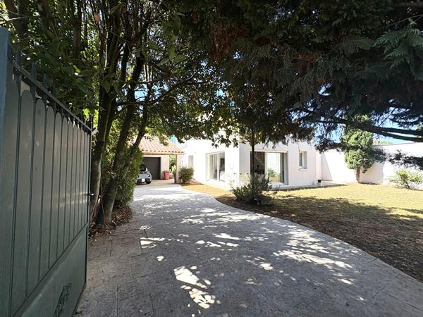 BELLE MAISON FAMILIALE 4 CHAMBRES GARAGE JARDIN