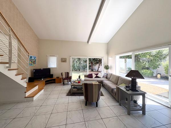 BELLE MAISON FAMILIALE 4 CHAMBRES GARAGE JARDIN
